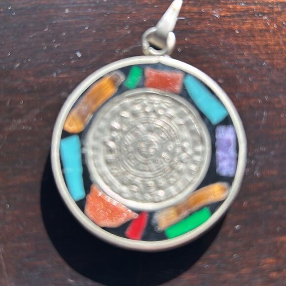 Vintage Mexican Aztec calendar 925 Sterling stamped 2 inch in laid with stones - Picture 4 of 11